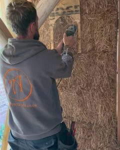 Niche carving.
#designandbuild #southdowns #glamping #smallhome #artizan #handmade #bespokeluxury #curvedwall #westsussex #hideaway #southdownsnationalpark #tinyhomes #builtbyartizans #studio #tinyhomes #strawbalehouse #strawbales #strawbale #strawbalebuilding #strawbalehome #strawbaleconstruction #strawbalearchitecture