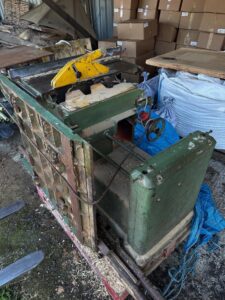Picked this up from the city a little while back. Thought we would have a use for it but as it happens, not. Had been in a joiners workshop until the area got redeveloped. Amazingly this survived!
Free to a good home, paying it forward. Get in touch